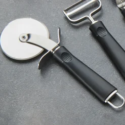 NKD Pizzaschneider mit extrascharfem Schneiderad, Ø ca. 7 cm, Länge ca. 21 cm